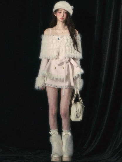 Eleganter Mantel mit schulterfreiem Ausschnitt in Weihnachtsrot/Weiß und abnehmbarem Plüschschal