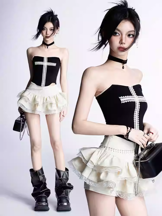 Weiße Spitze, Kreuzdesign, schwarzer, gebogener Saum, glamouröser Mini-Besatz, trägerloser Stufenrock, Spitzenoberteil/Apricot