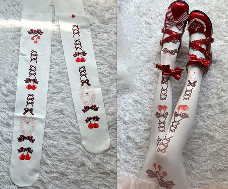 Süße Schleifen und kirschweiße Strumpfhosen