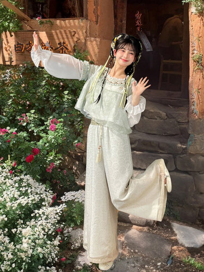 Grünes Jacquard-Cheongsam mit Knotenknöpfen, Chiffon-Oberteil mit Stickerei im Blumenausschnitt