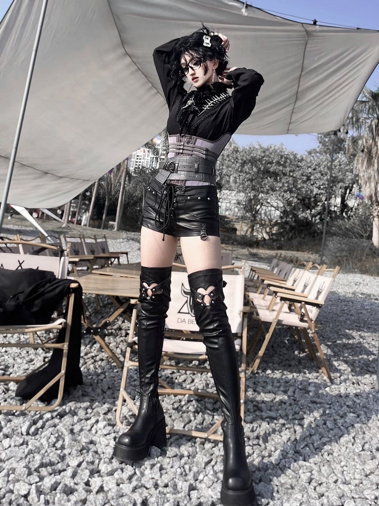 Mattschwarze Gothic Overknee-Stiefel in Herzform mit Cut-Out-Detail
