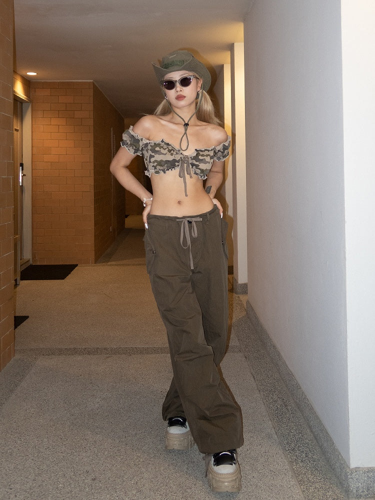 Glamouröses, kurzes, trägerloses Top mit hellem Camouflage-Muster und Rüschenbesatz sowie kurzen Puffärmeln