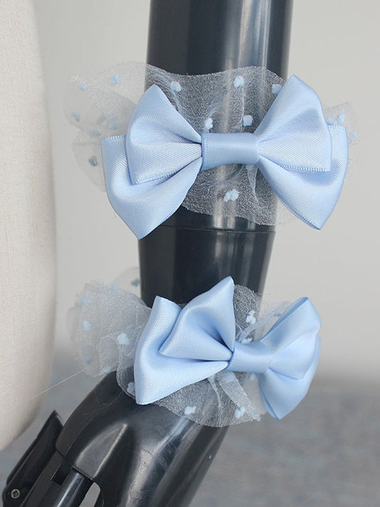 ブルーのレース柄、袖口のトリム、手首の蝶結び、水玉模様のディテール