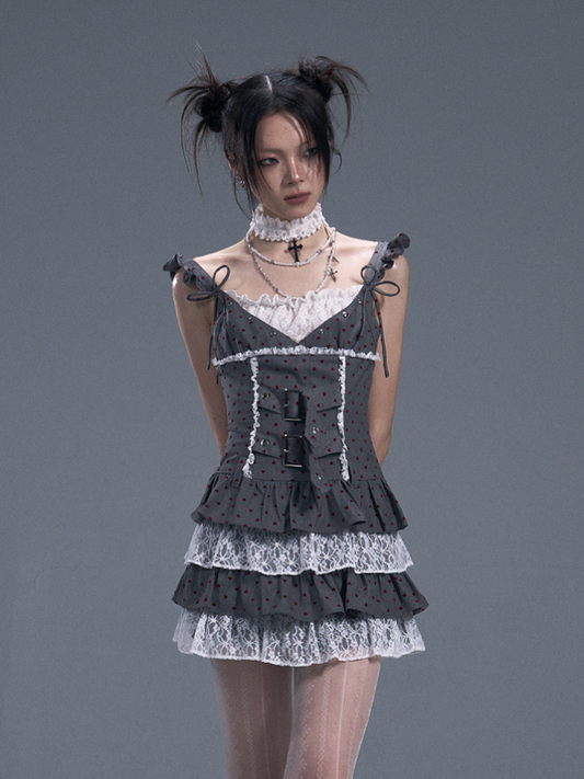 Plissiertes Unterkleid mit roten Herz- und Punktspitzenakzenten, grau, gestuft