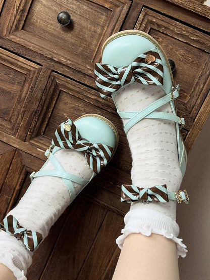 ハートの靴のデザインにストライプのバックル、リボンのロリータトップ、クリスクロスグリーンブラウンパターン