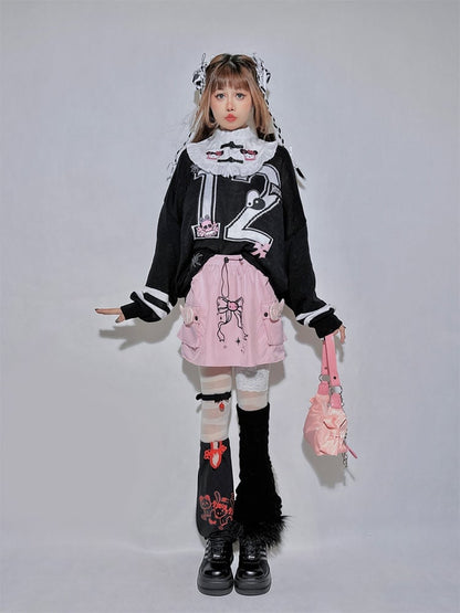 Schwarzes Oversize-Top mit Kitty-Spinnen- und Kreuz-Skelett-Applikationen