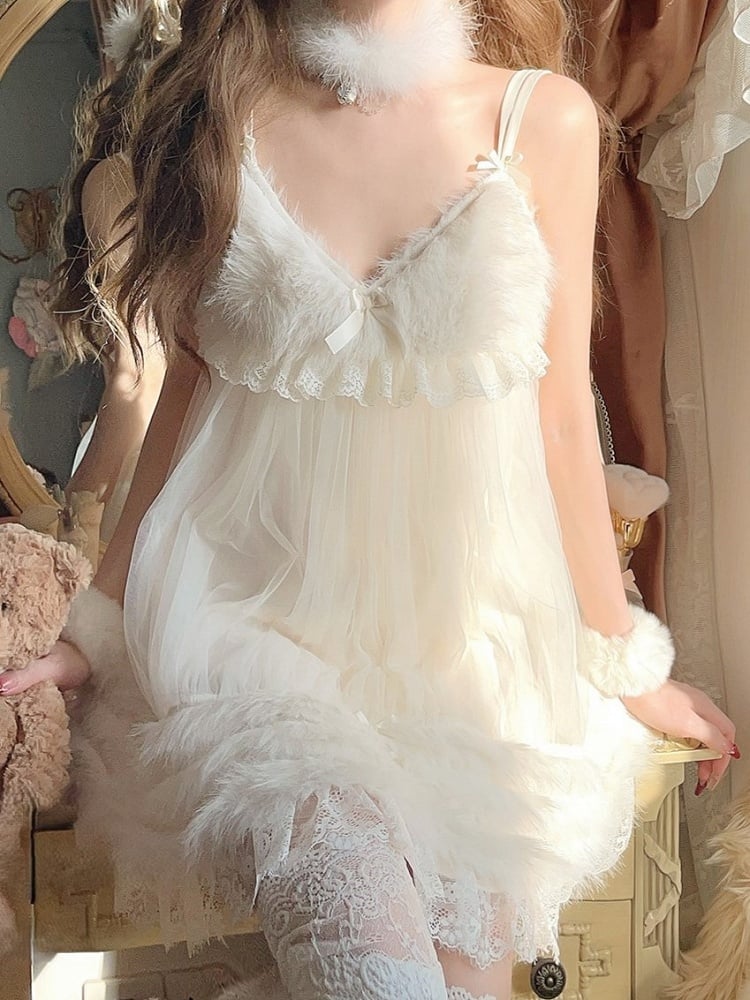 Weiße Kunstpelzakzente mit Slip-Tüllkleid