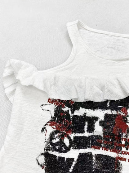 ネックラインプリントのホワイトグラマラスレターアシンメトリートップスとキャミソールヘム