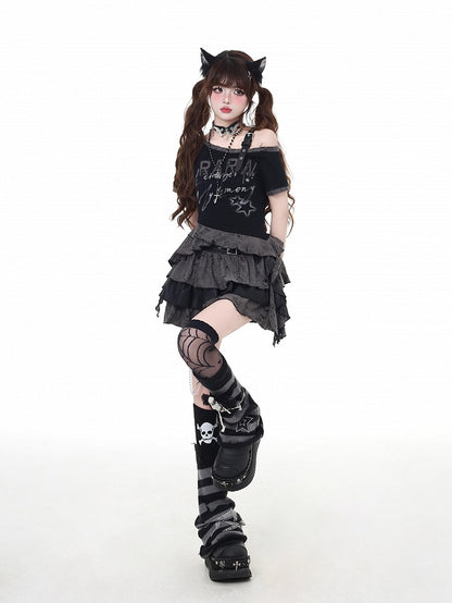 ブラックのアシンメトリーネックラインとバックルヘムストラップ、ダメージ加工の穴グラフィックTシャツ