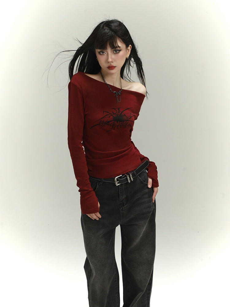 ワインレッドのアシンメトリーネックライン、スパイダープリントのグラマラススリムフィットトップス