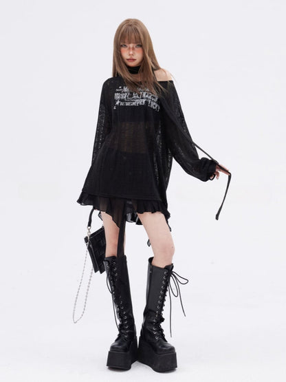 Schalfreies bedrucktes Strickoberteil mit schwarzem asymmetrischem Saum und Aussparungen