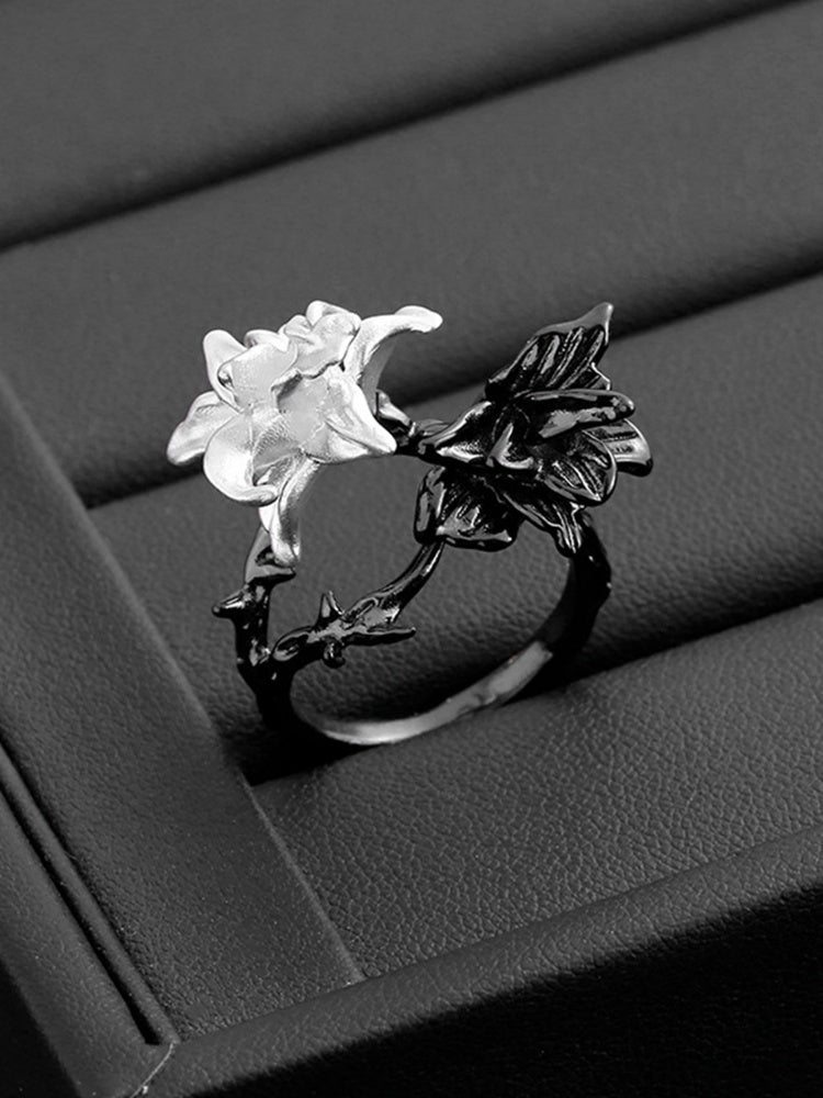 Schwarz-weißer Ring im Cheongsam-Stil mit Blumenmuster