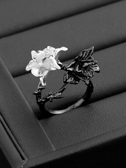 Schwarz-weißer Ring im Cheongsam-Stil mit Blumenmuster