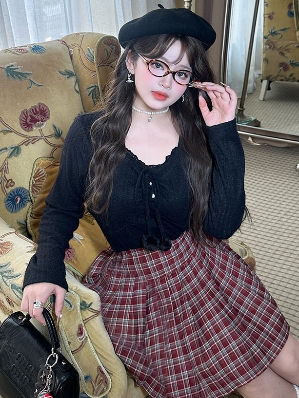 Plus Size Schwarzes Spitzentop mit V-Ausschnitt und Pompom-Akzenten, langen Ärmeln