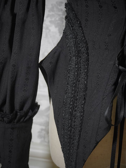 Hammelkeulen-Ausschnitt, schwarze Bluse mit Rüschenärmeln