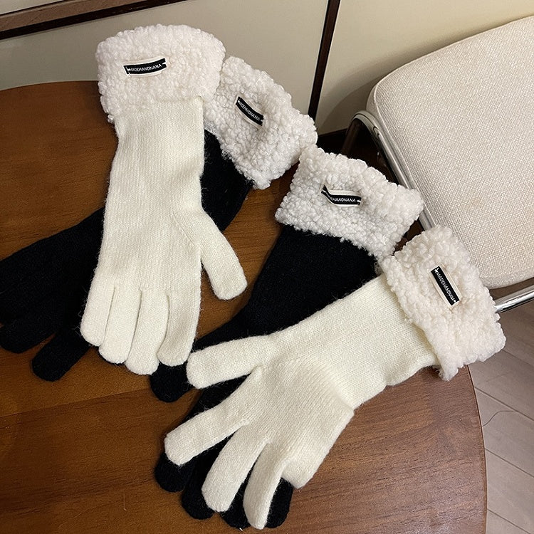 Schwarz/Weiße Plüschhandschuhe