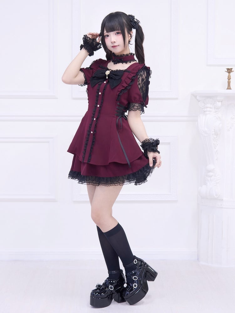 Schwarzes Side-Kei-Kleid mit Besatz: Weinroter Schnürrock und dazu passender roter Spitzen-Minirock Jirai