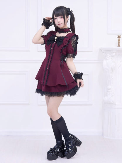 Schwarzes Side-Kei-Kleid mit Besatz: Weinroter Schnürrock und dazu passender roter Spitzen-Minirock Jirai