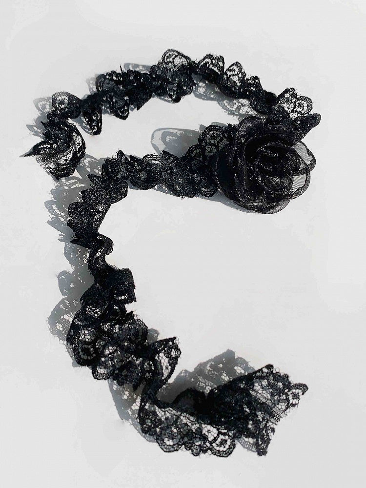 Schwarzes Choker-Halsband mit Blumenspitze