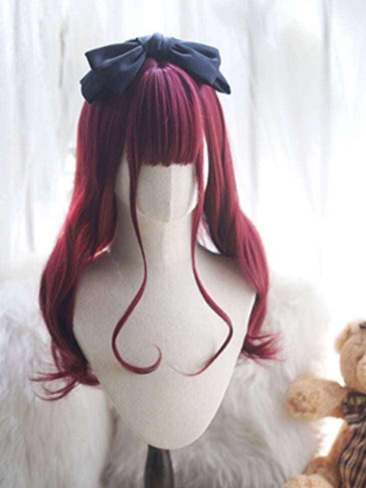 Weinrote, lange, gewellte Perücke mit vollem Pony