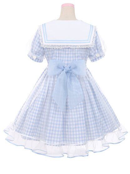 Hellblauer Matrosenkragen, weiße Gänseblümchen, kariertes süßes Kleid mit Schleifendetails