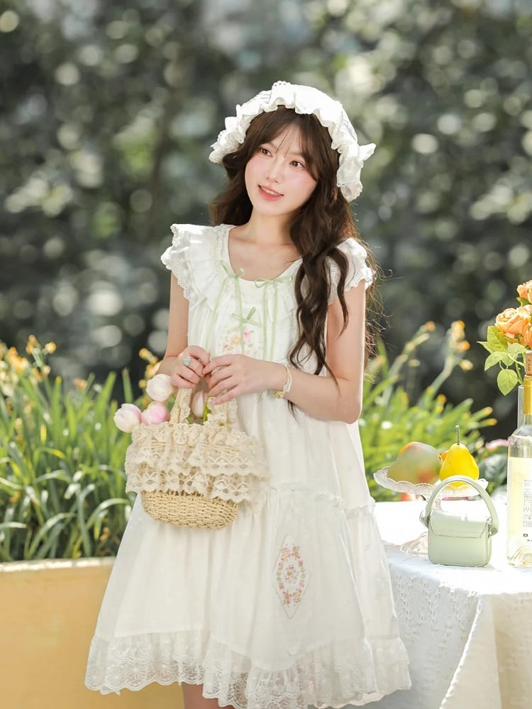 Weißes Mori Kei-Kleid mit Blumenstickerei und Spitzenbesatz