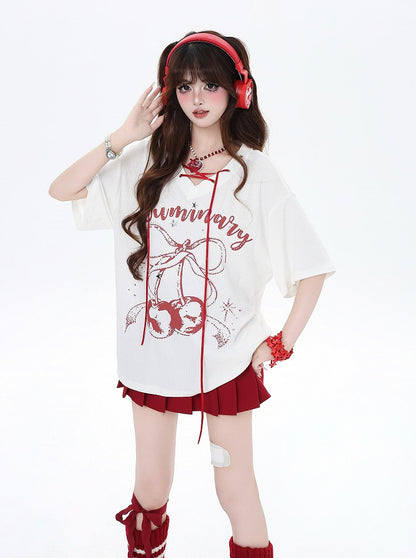 Print T-Shirt mit V-Ausschnitt Schnürung am Ausschnitt Schwarz/Weiß Kirschdetail