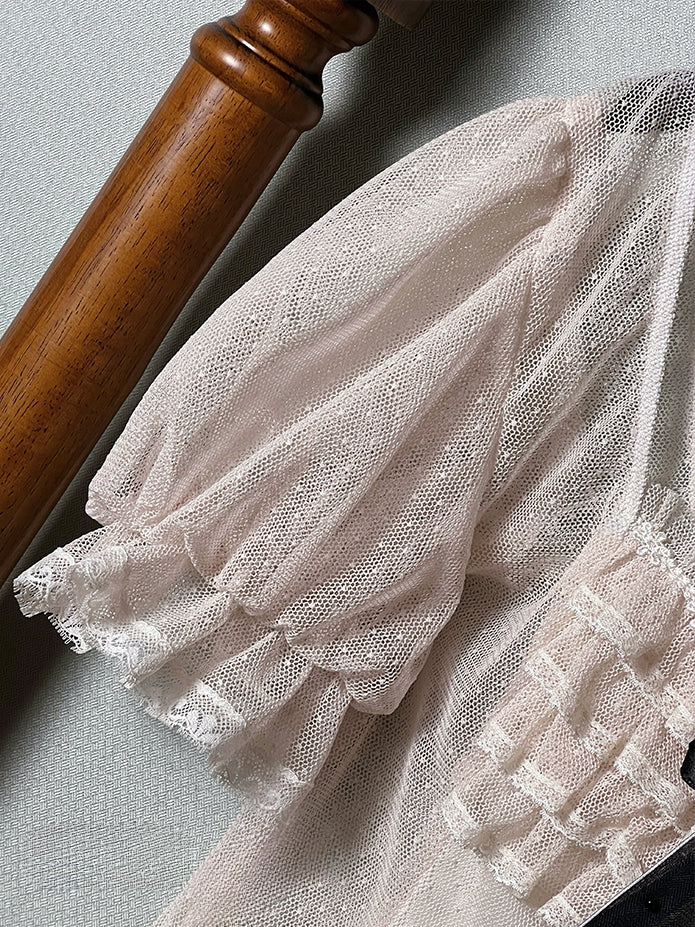 ベージュのスクエアネックライン半袖ブラウス