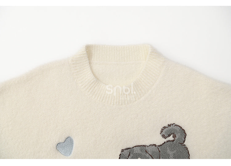 白いかわいい子犬柄のラウンドネックルーズセーター