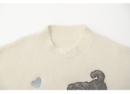 白いかわいい子犬柄のラウンドネックルーズセーター