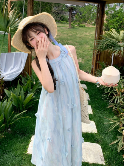 Blaues Neckholder-Kleid aus Chiffon mit floralen Akzenten