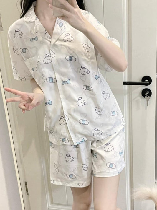 ホワイトピンクのエンジェルプリントパジャマセット