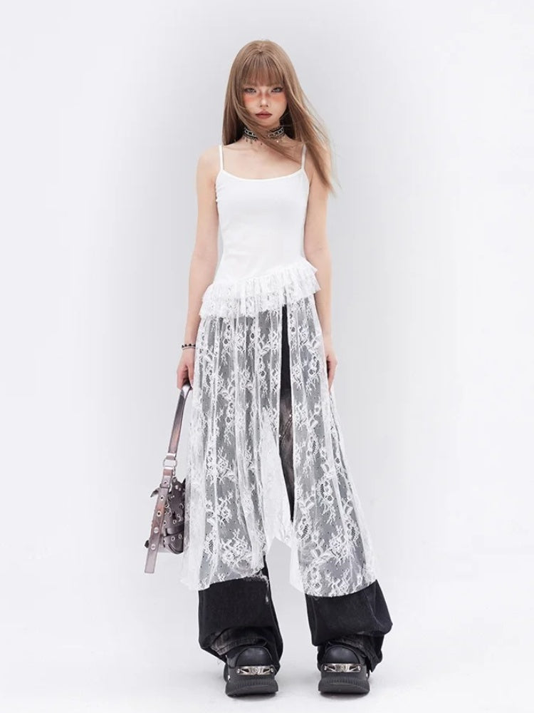 Glamouröses Cami-Top mit kontrastierenden Spitzenflecken und gestuften Rüschen in Weiß