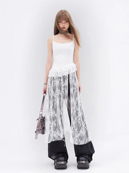 Glamouröses Cami-Top mit kontrastierenden Spitzenflecken und gestuften Rüschen in Weiß