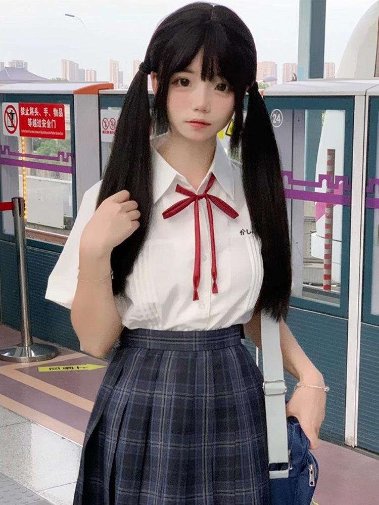 プレッピーなショート丈ディテールのホワイトプリーツバージョンスタイルスリーブカラーシャツ