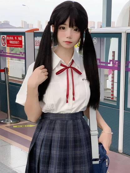 プレッピーなショート丈ディテールのホワイトプリーツバージョンスタイルスリーブカラーシャツ