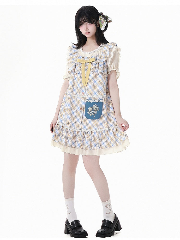 ベージュのレーストリム半袖セミシアーブラウス