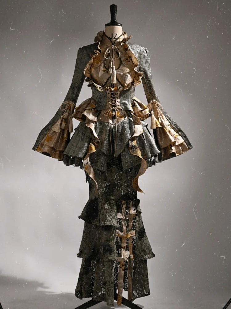 Staubgrüne Jacke mit kaskadierendem Rüschenbesatz und Schlangenleder-Narbung