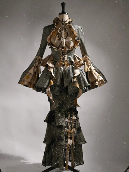 Staubgrüne Jacke mit kaskadierendem Rüschenbesatz und Schlangenleder-Narbung