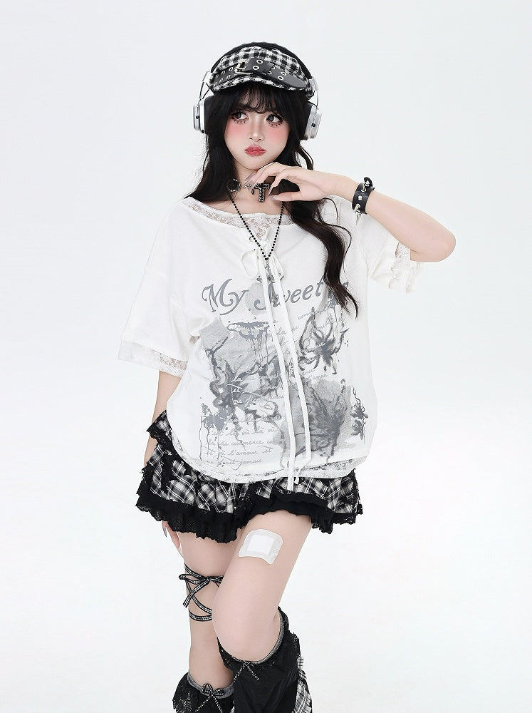 ブラック/ホワイトのグラフィックTシャツ、裾のパッチ、アシンメトリーなレースアップネックライン、レース