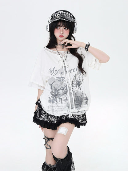 ブラック/ホワイトのグラフィックTシャツ、裾のパッチ、アシンメトリーなレースアップネックライン、レース