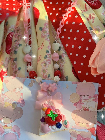 装飾されたピンクのペンダントケーキビーズネックレス蝶結び