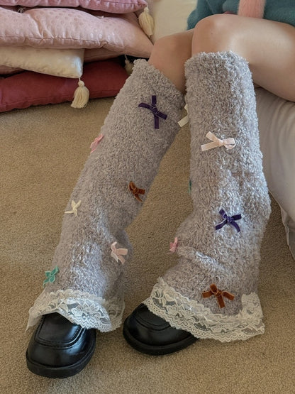 ホワイトのスイートなリボン結びレーストリムレッグウォーマー