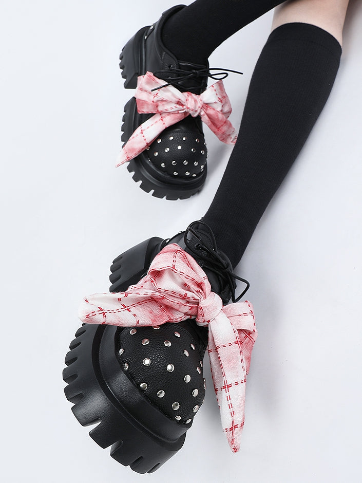 Schleifen-Akzentnieten, rot, Rock-Plaid, Punk, schwarze Plateaus, silberne Knotendetails