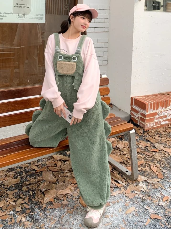 かわいい恐竜の緑のぬいぐるみオーバーオール