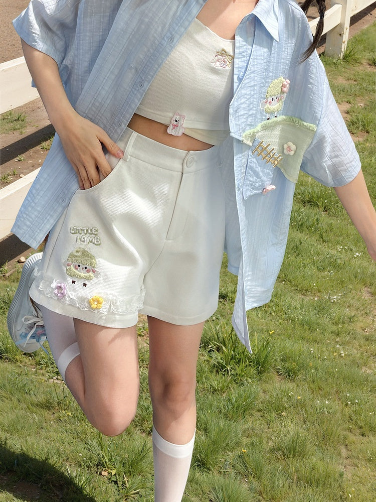 花柄レーストリムのホワイトショートパンツ、ラム刺繍のアクセント