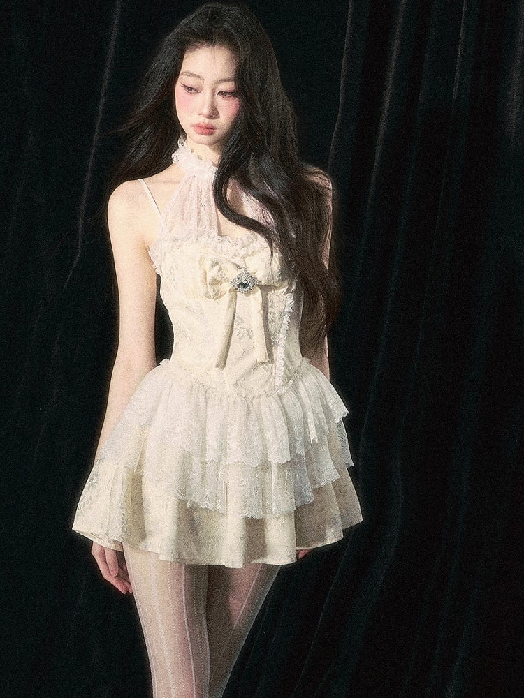 Aprikosenfarbenes Neckholderkleid mit Schleife und Stufenrock
