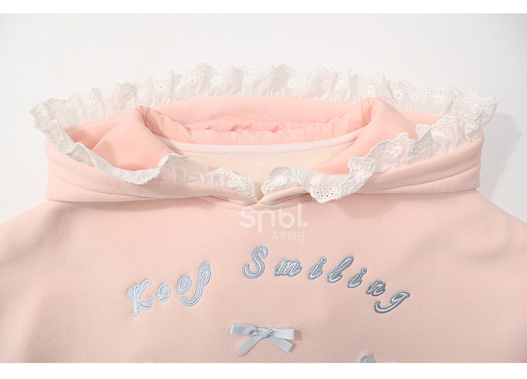 Rosafarbener, süßer Kapuzenpullover mit gehäkelten Häschendetails und Fleecefutter