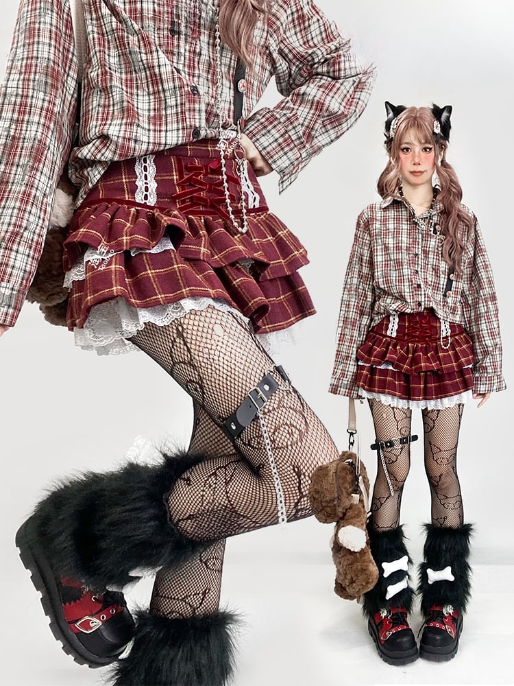 Roter Stufenrock mit Spitzenbesatz und Karomuster