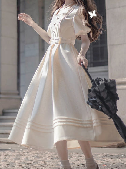 Elegantes Kleid mit Ausschnitt und quadratischem Vintage-Apricot mit kurzen Puffärmeln